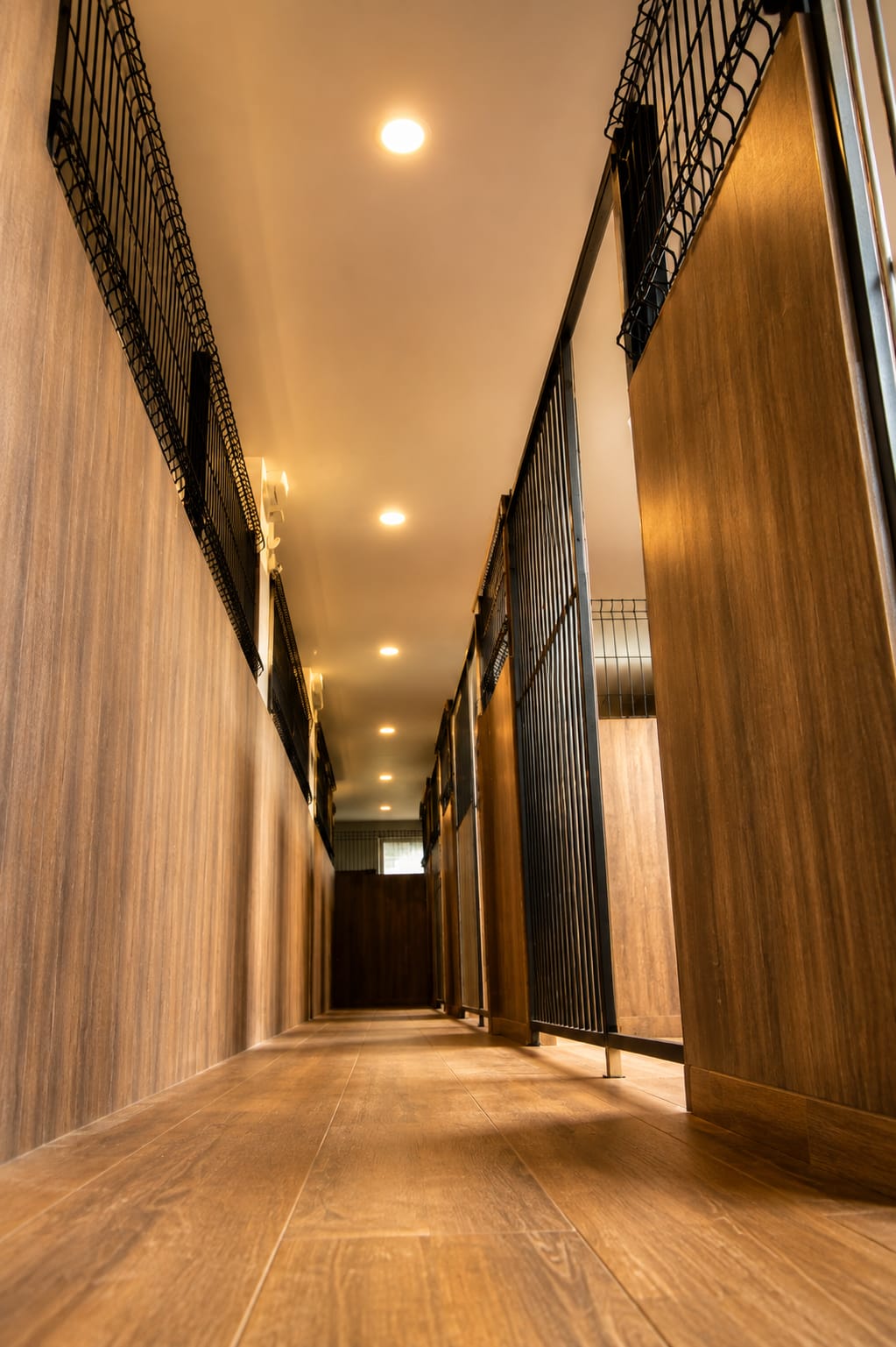 Pasillo interior de las habitaciones con iluminación cálida